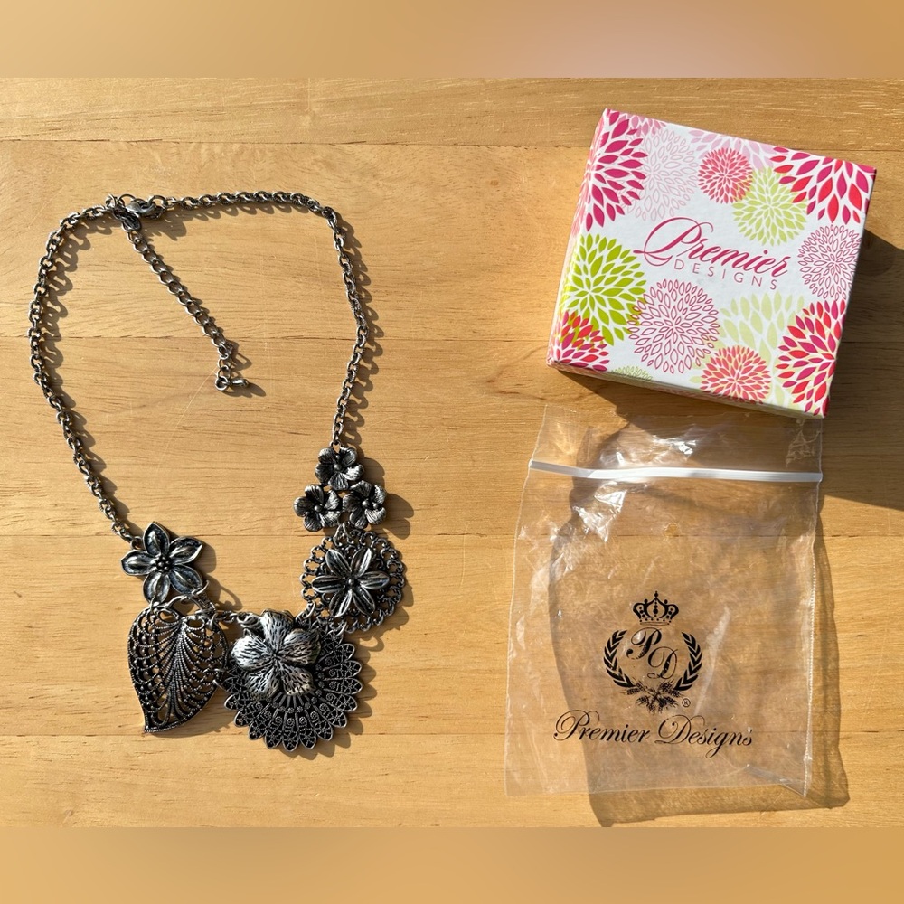 Premier Designs Necklace Botanical‎ Flower Gretchen Lee Bib Box Silver Tone BOHO